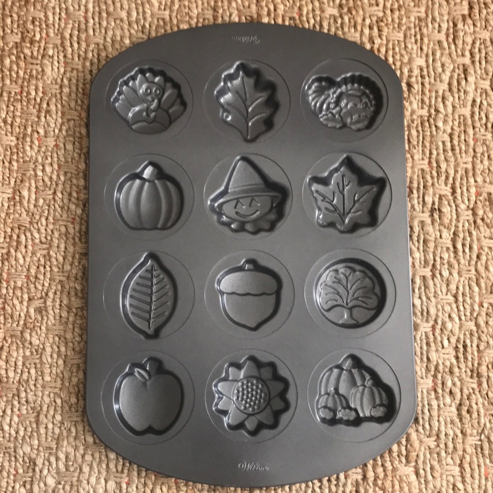 Final Clearance Fall decor cake Pan Wilton
